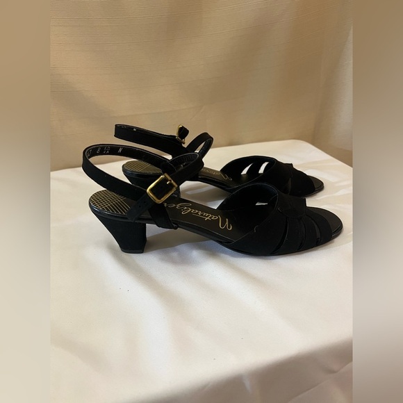 ⚫️ BOGO Naturalizer size 8N women’s kitty heel classic strap sandal - Picture 2 of 7